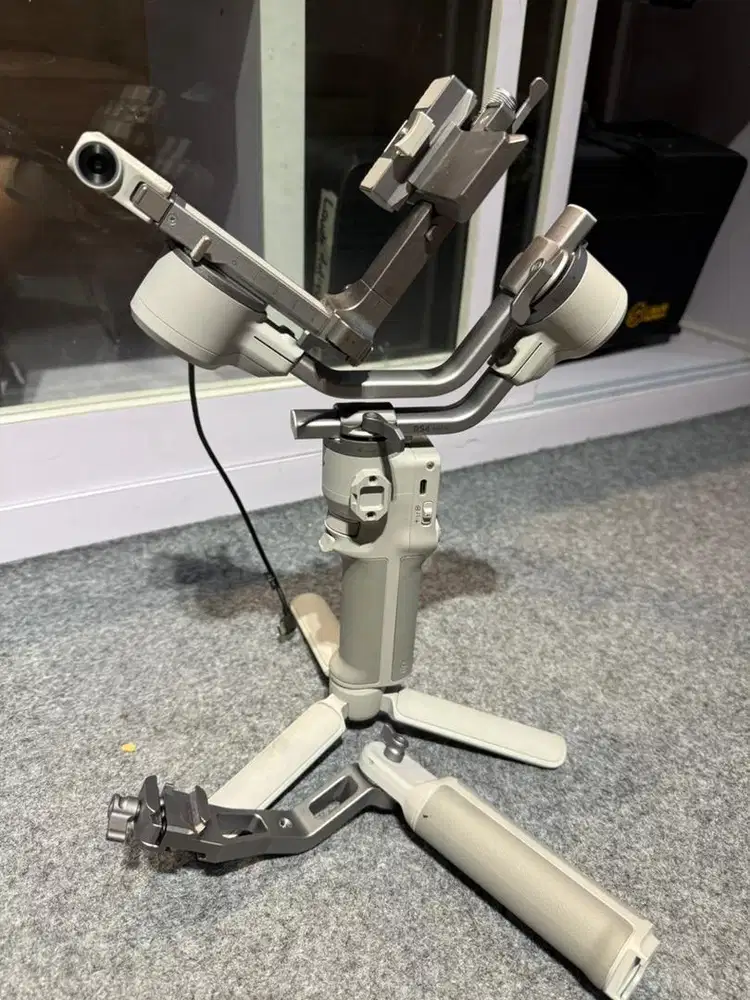 DJI RS 4 mini gimbal stabilizer