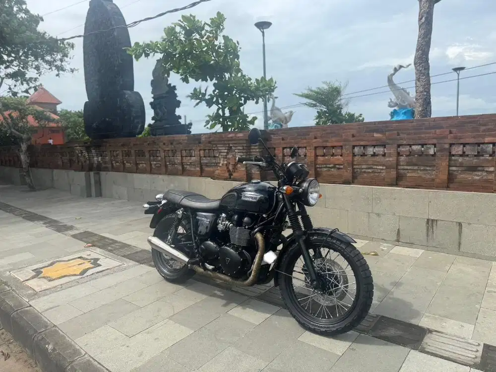 Triumph Bonneville T100 Black Hitam 900CC Moge