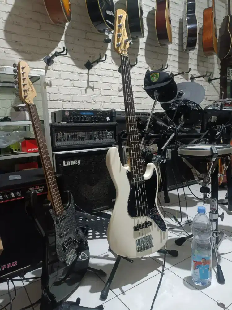 Bass Sire Marcus Miller Sire V3 5 String Aktif Squier Fender Yamaha