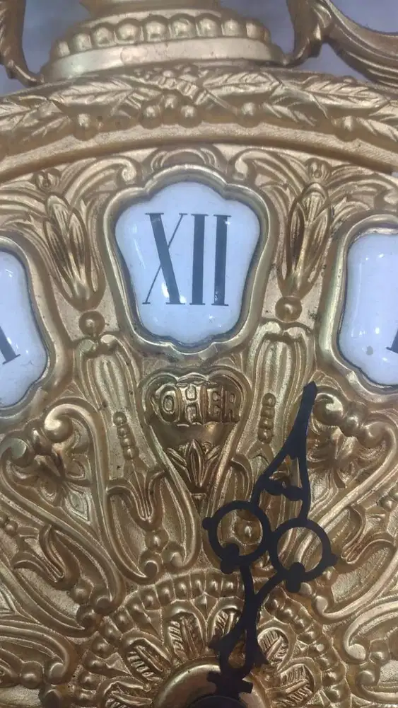 Pajangan jam perunggu