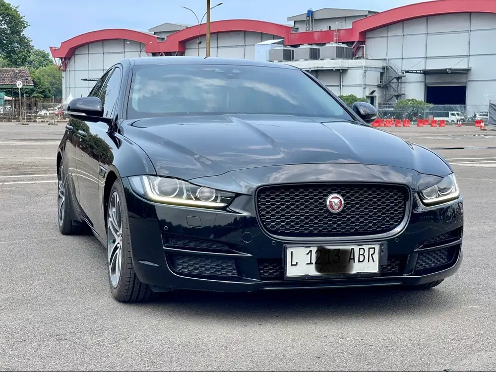 JAGUAR XE AT HITAM 2016
