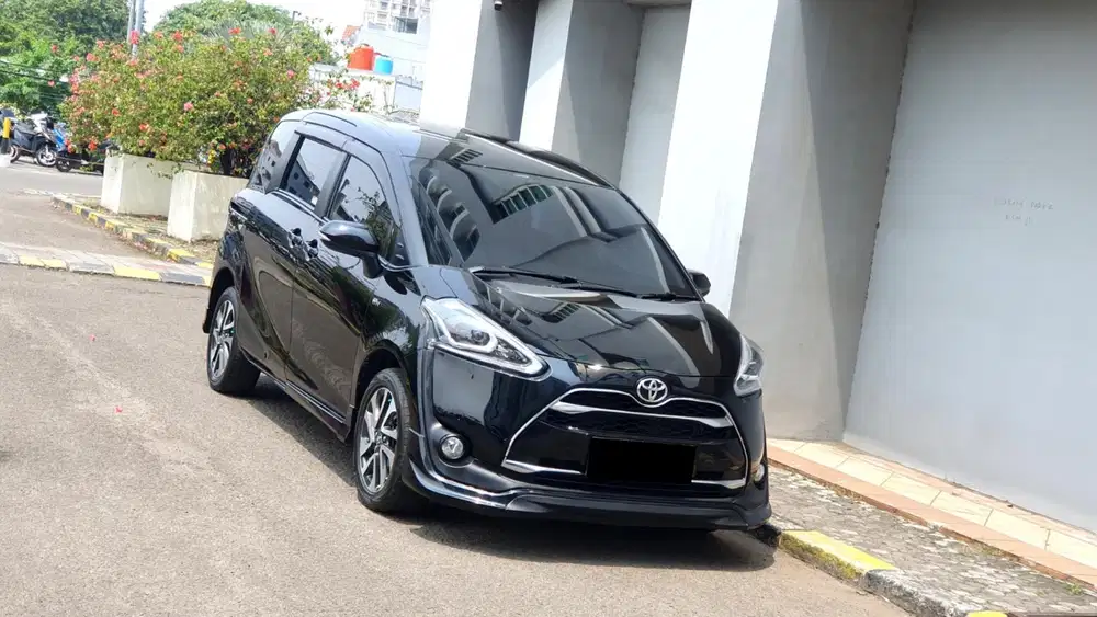 Toyota sienta q cvt 2017 hitam pajak panjang