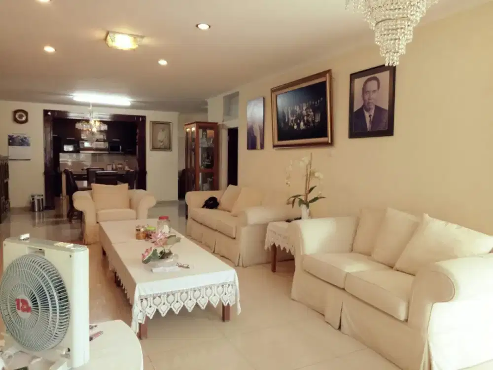 Dijual Rumah Terawat Lingkungan Elit Siap Huni Lokasi Strategis di Setra Sari Bandung