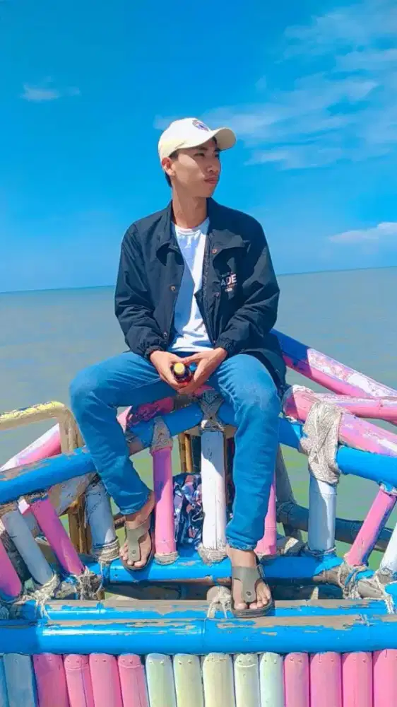 Cari kerjaan apa aja yang penting ada mess  soalnya perantau