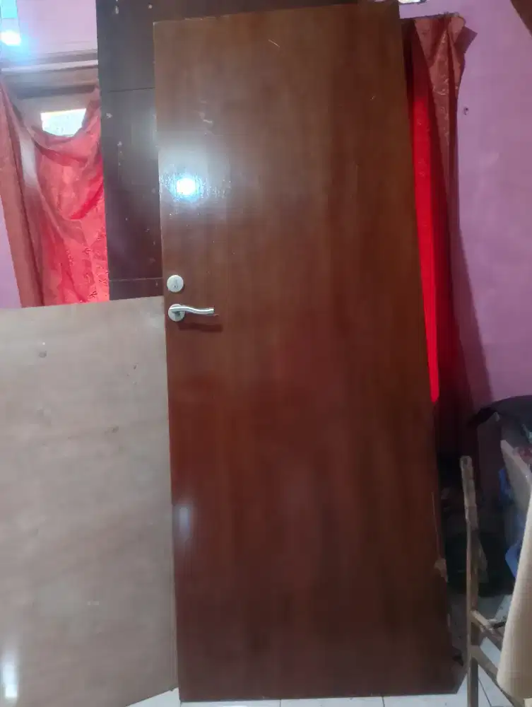 Pintu kamar tinggi