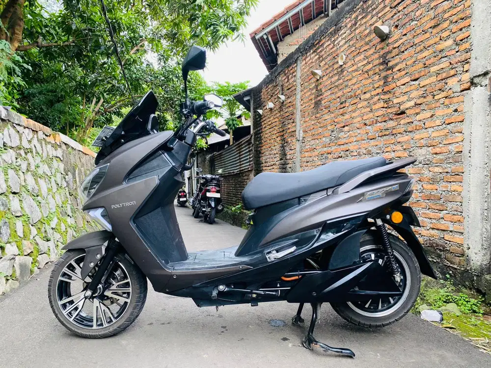 Motor listrik Polytron Fox R kuat 120 km Tahun 2025