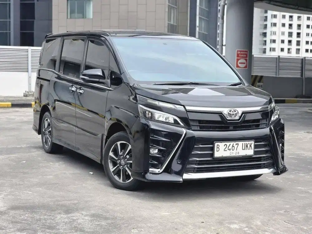 Toyota voxy 2.0 hitam 2018 KM 60rb
