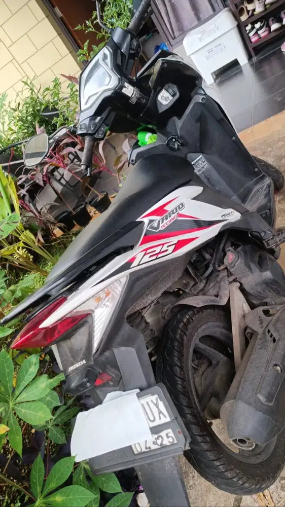 Jual motor honda vario 125 bekas warna putih tahun 2015