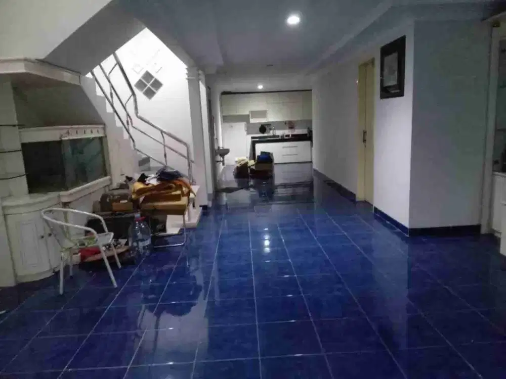 Dijual Rumah 2 lantai Semi Furnished di Taman Rahayu