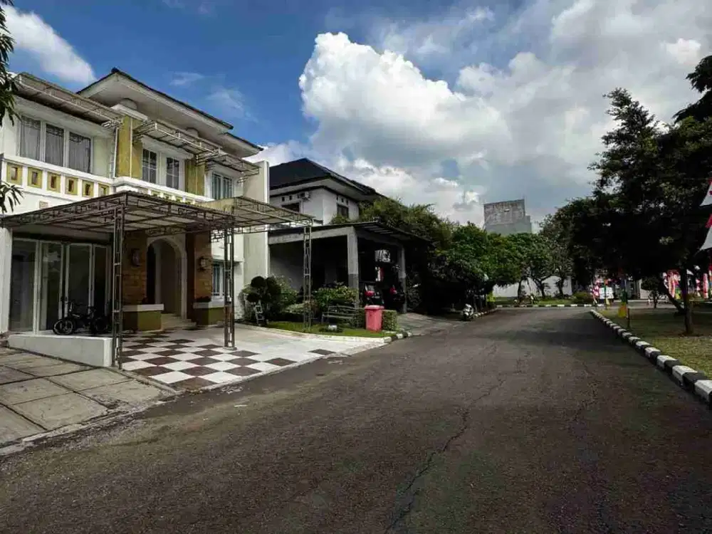 Rumah 2 Lantai 5+1 Kamar Hadap Taman Jalanan Lebar Grand Wisata Bekasi