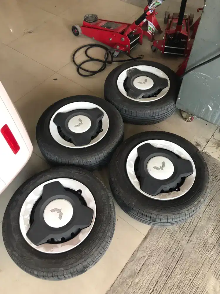 Velg dan ban ring 12 like new ex wuling air ev