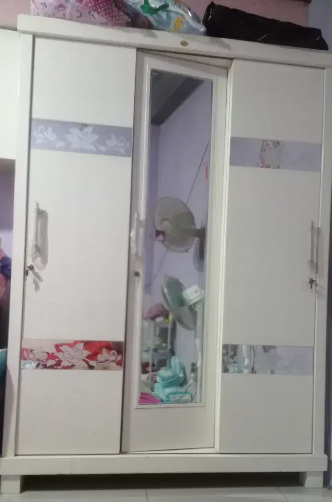 Jual cepat lemari pakaian sleding 3 pintu