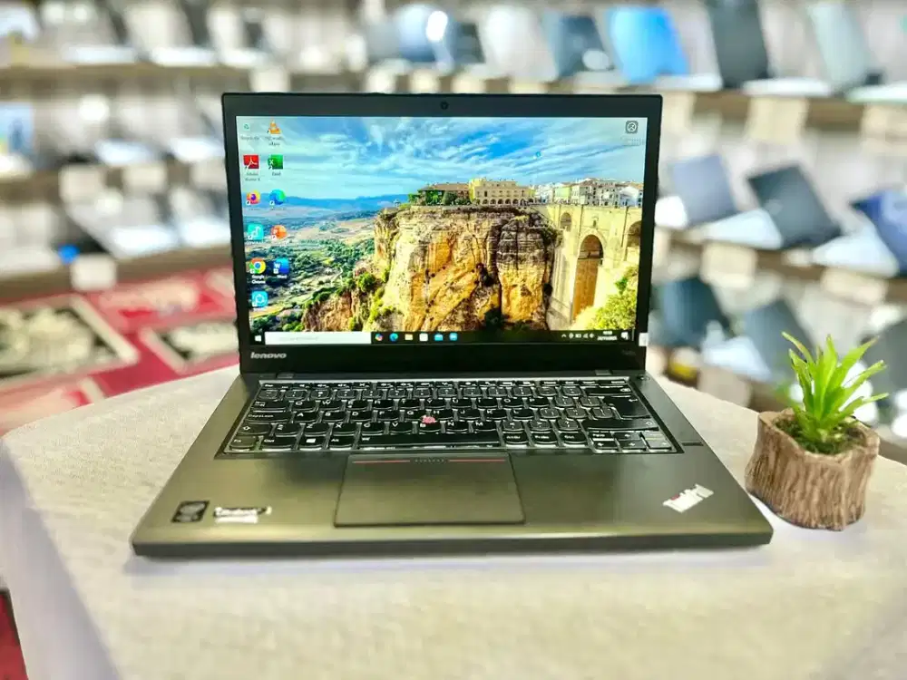 Thinkpad E440S. Core i5 gen 4. Ram 8gb. Ssd 256gb. Bergaransi