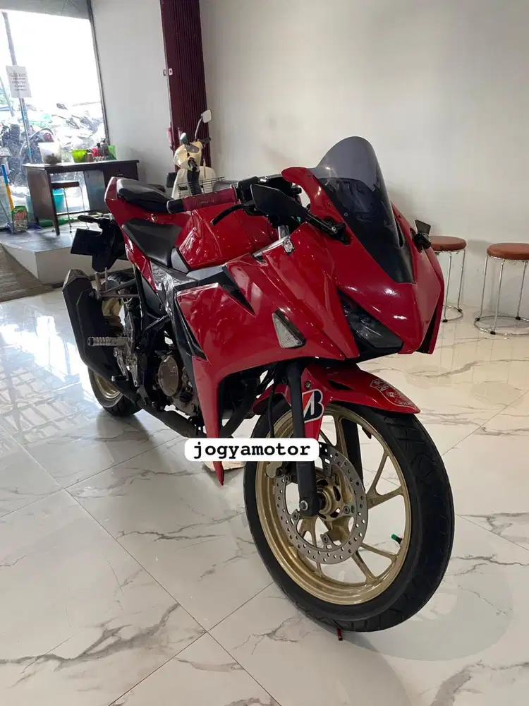 (B) honda Cbr150r tahun 2018