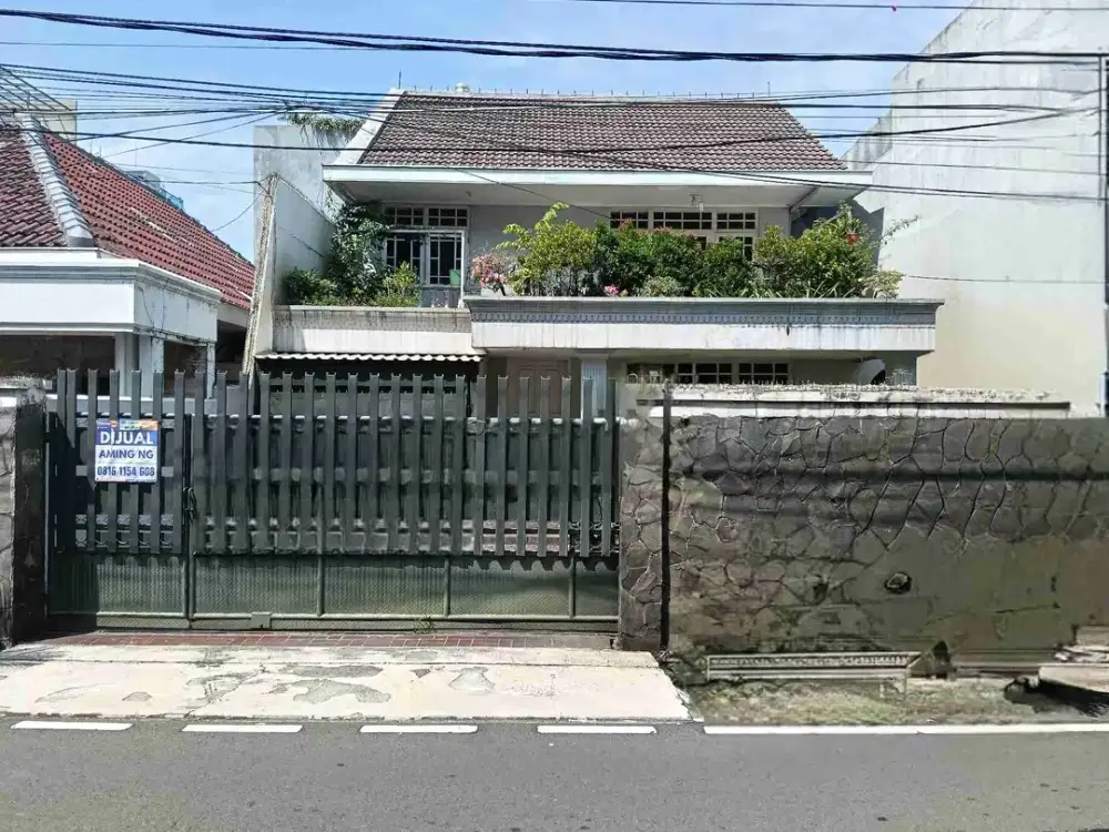 Rumah besar 2 lantai semi furnished row jalan 2,5 mobil dijual Jalan Kesehatan Petojo Selatan Jakarta Pusat