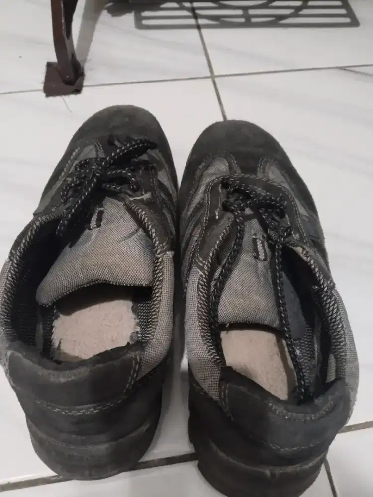 Sepatu gunung merk KTA