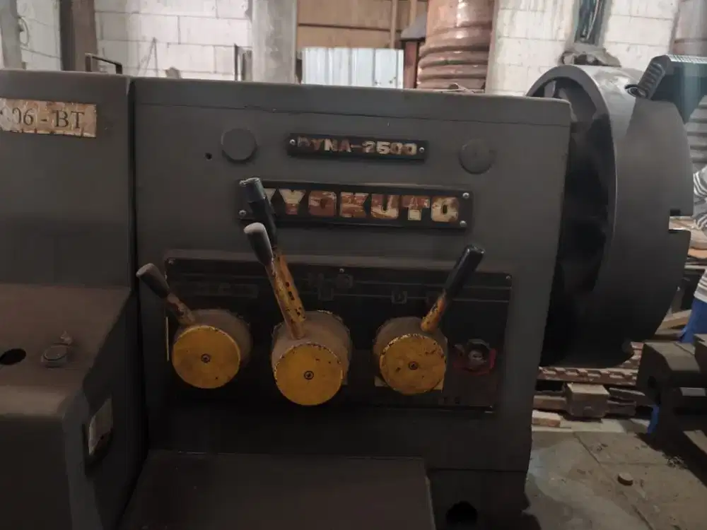 Mesin bubut merek kyokuto