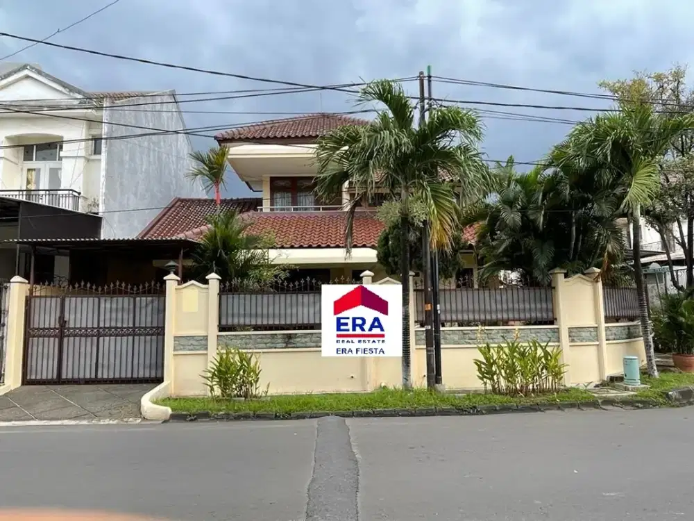 Dijual Rumah Rapi Terawat Halaman Luas di Taman Semanan Indah