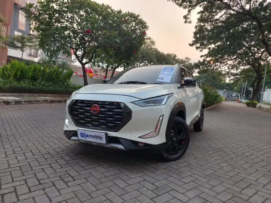 LOW DP Nissan Magnite 1.0 Premium Bensin-AT 2020 UZA