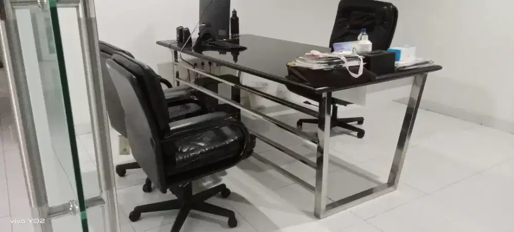 Dijual 1 set kursi dan meja Direksi