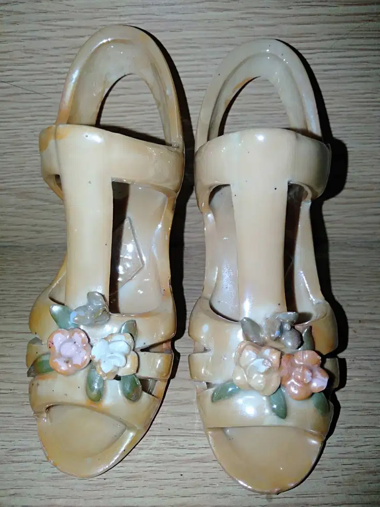 Patung Sepatu Porselen Terbuka Hak Tinggi