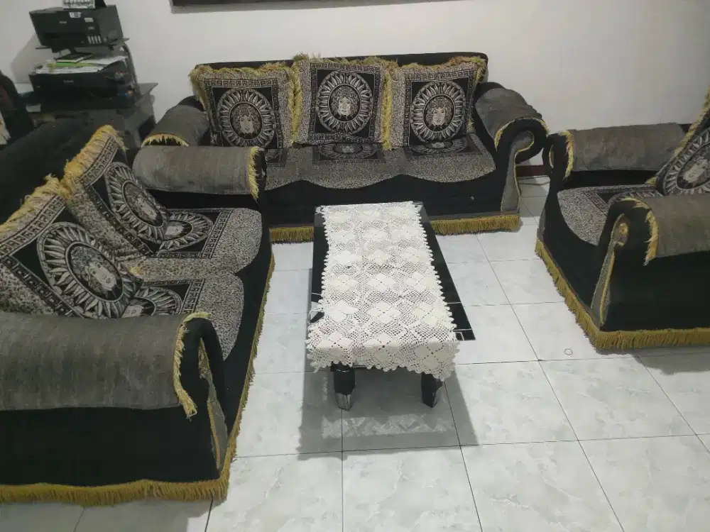 Jual Sofa 1 Set + Meja – Kondisi Bagus, Minus Kaki 1