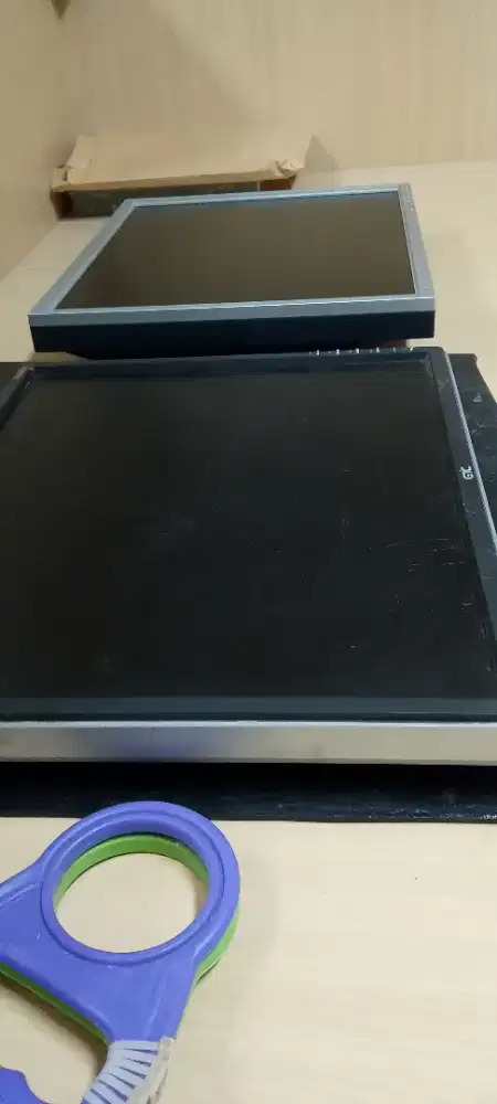 LCD monitor merek  Benq 17 Siap pakai