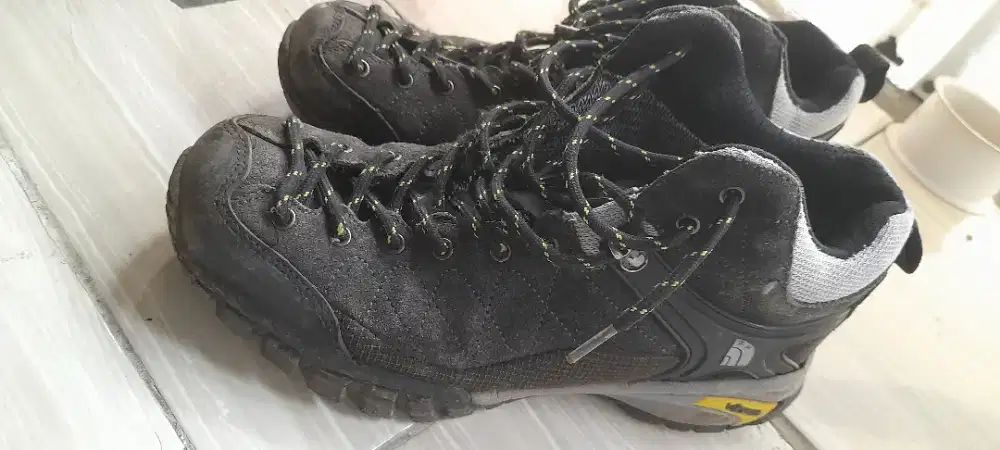sepatu gunung the north face