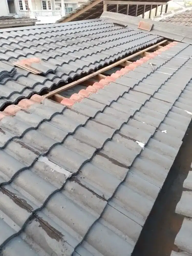 Perbaikan atap bocor