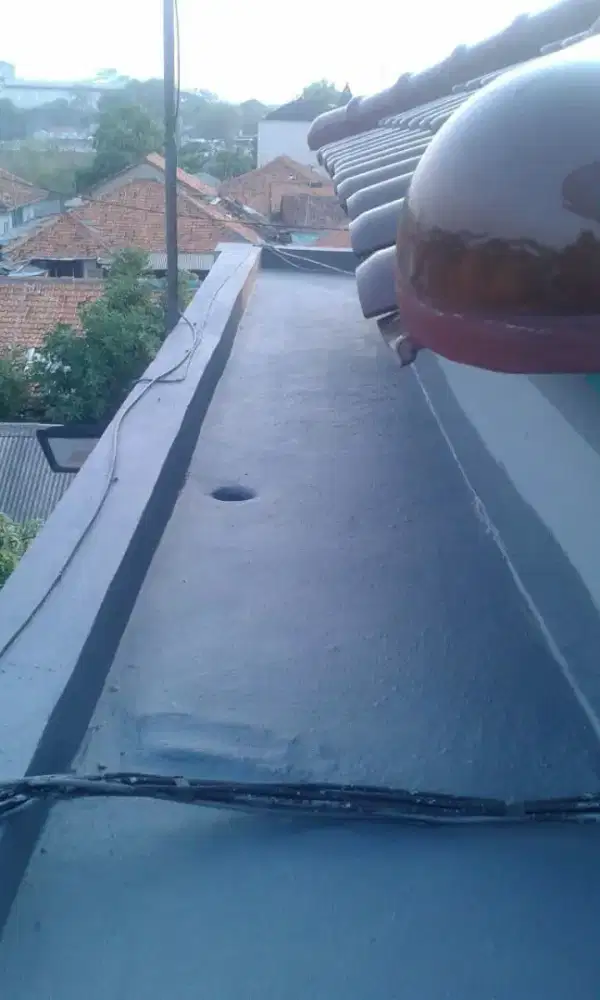 Perbaikan atap bocor