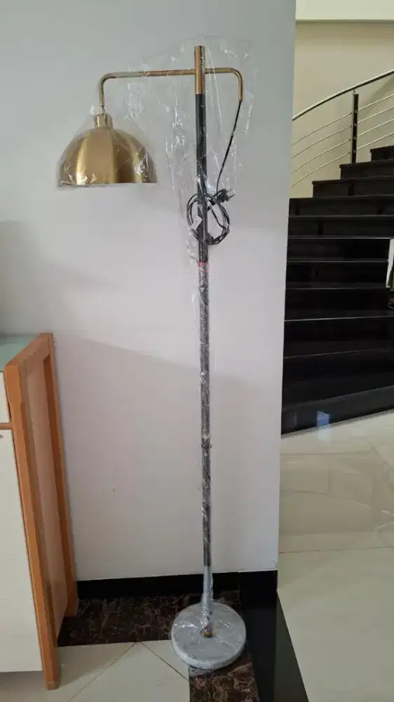 Standing lamp / lampu berdiri kondisi baru