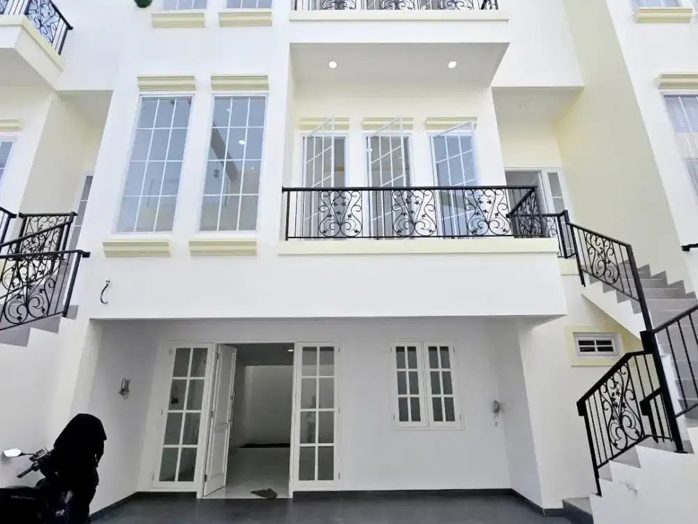 ✨ Rumah Baru 3 Lantai Desain Elegan Modern – Cahaya Maksimal, Ruang Luas!”  di Pulomas Kayu Putih – Bebas Banjir! Z107