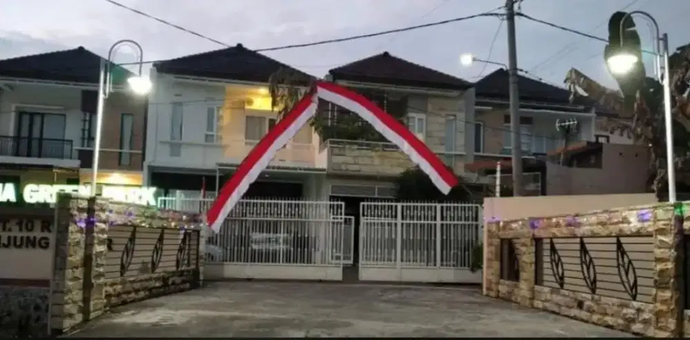 Rumah Siap Huni Rumah Dua Lantai Ikan Piranha Dekat Patung Pesawat