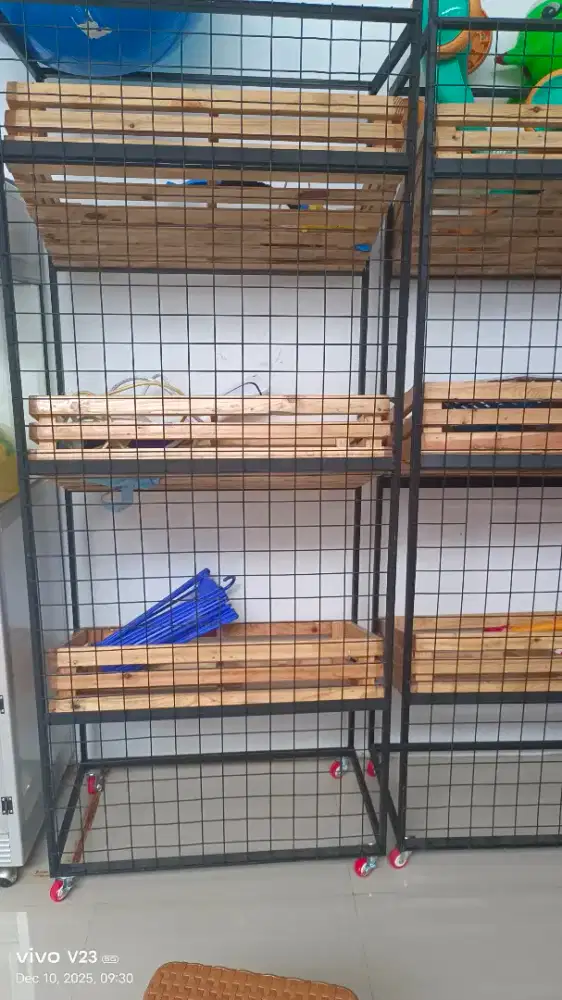 Dijual rak besi dan keranjang serbaguna dari kayu jati