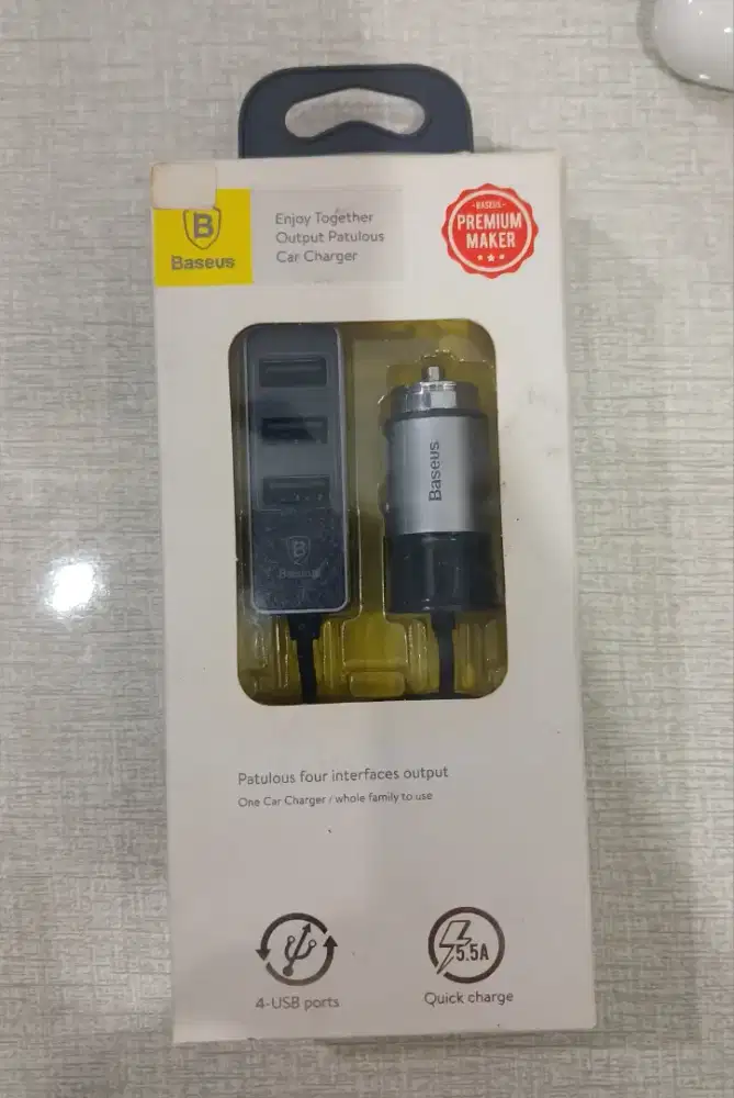 Charger mobil HP dengan kabel merk Baseus