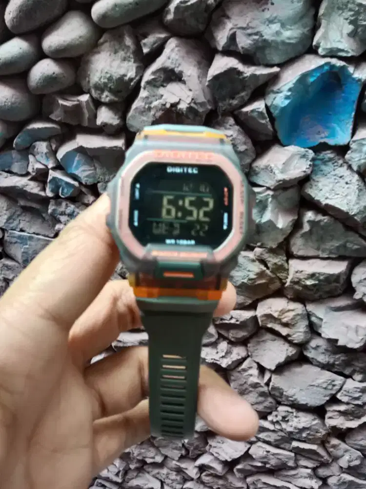 Jam digitec masih mulus