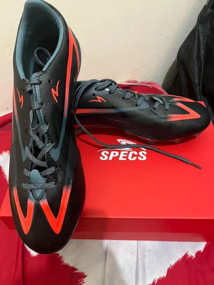 Sepatu bola specs