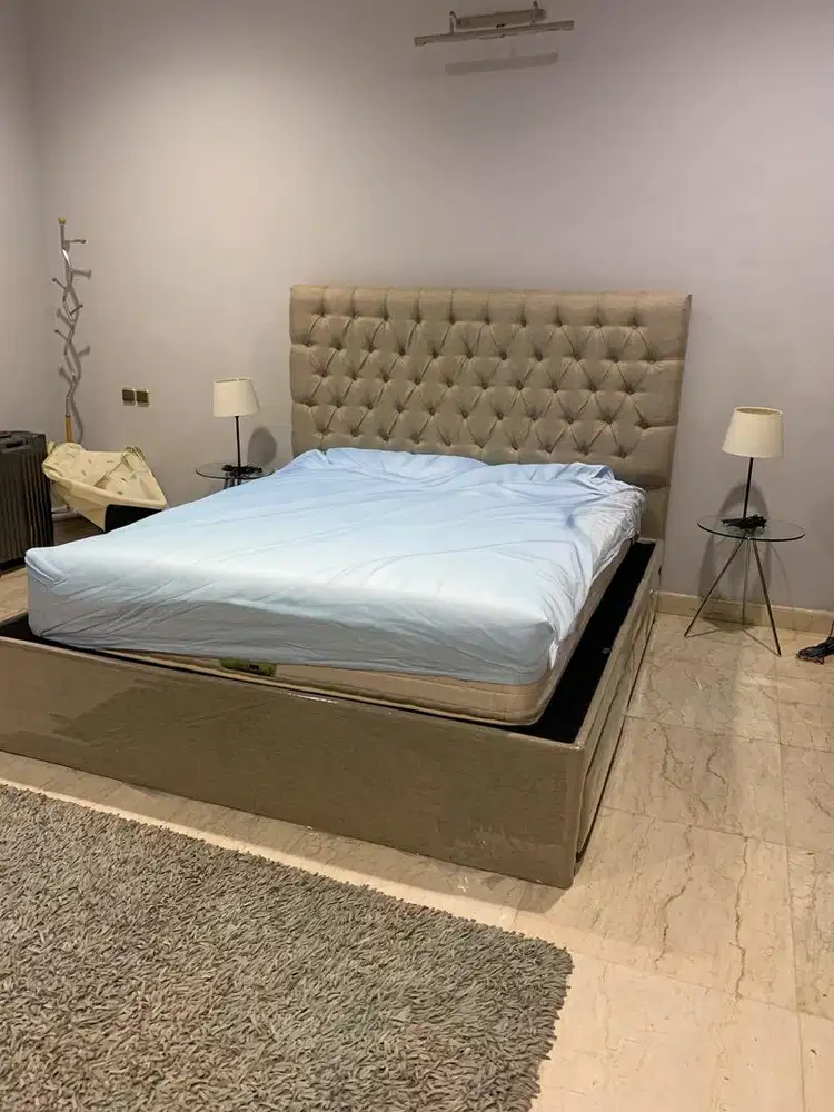 Ranjang dengan 2 laci samping