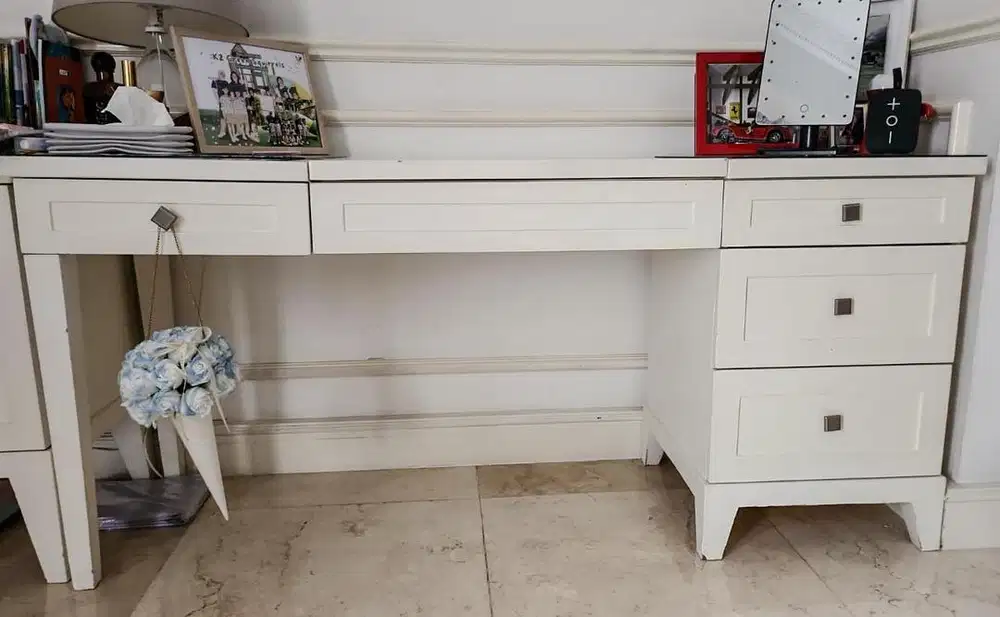 Meja rias/ white Dresser table with top glass