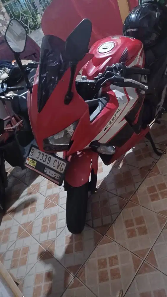 Motor honda CBR 150cc, tahun 2015 mulus 90%, warna merah