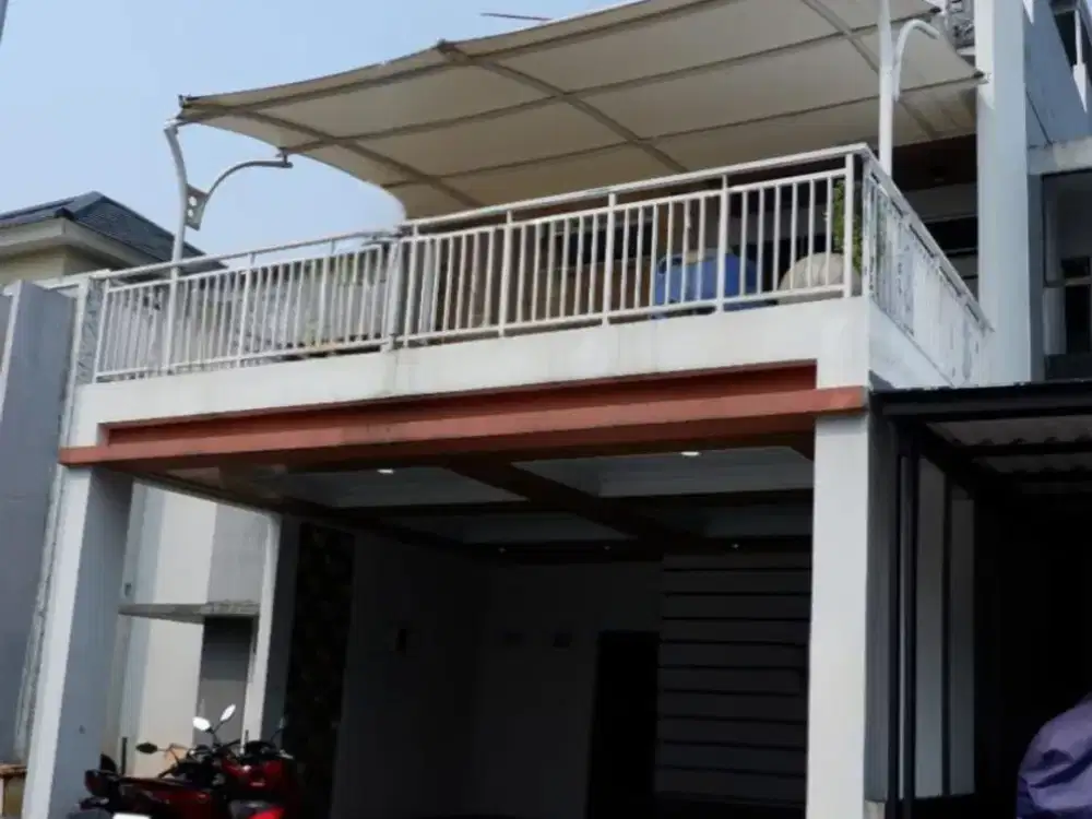 Dijual cepat rumah nyaman 3 lantai di The Address Cibubur