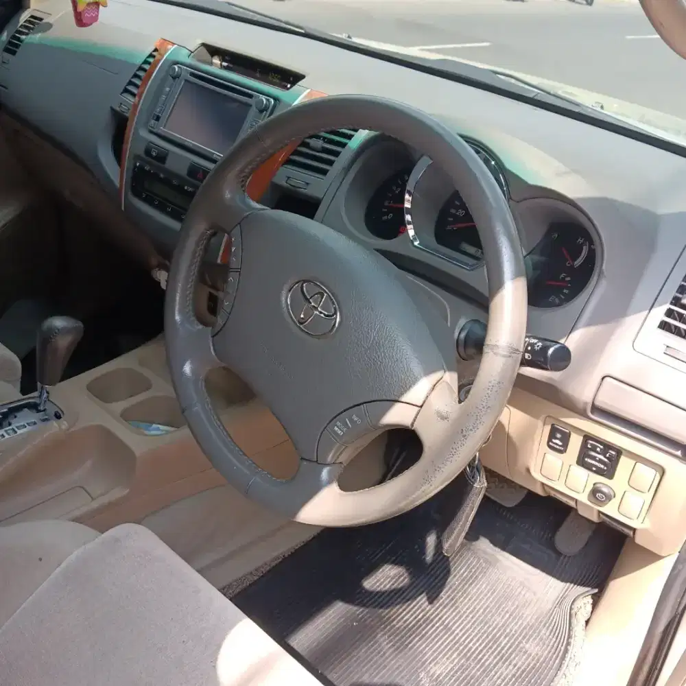 Toyota fortuner g 2011 matic solar