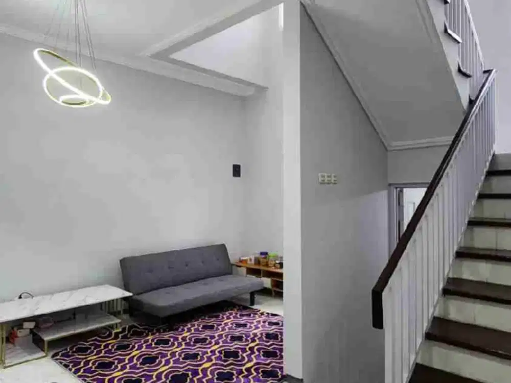 rumah cantik 2 lt lingkungan sangat nyaman di saxofone suhat dekat kampus unmuh dan UB Brawijaya