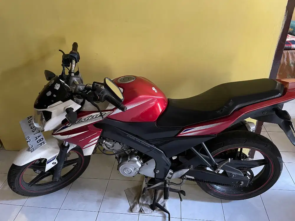 Vixion 2015. Warna merah. Low km