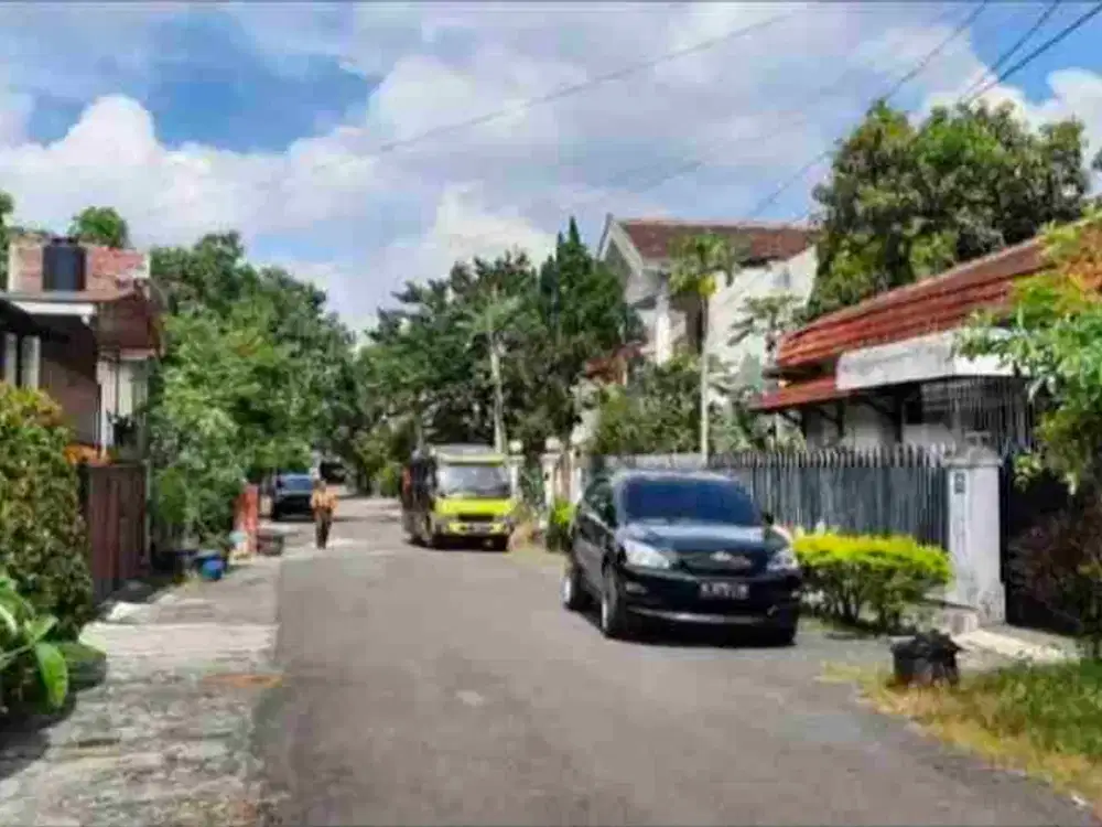 rumah besar hanya 100 m raya cengkeh suhat sangat bagus direnov jadi kos elite atau guest house sangat dekat kampus UB Brawijaya