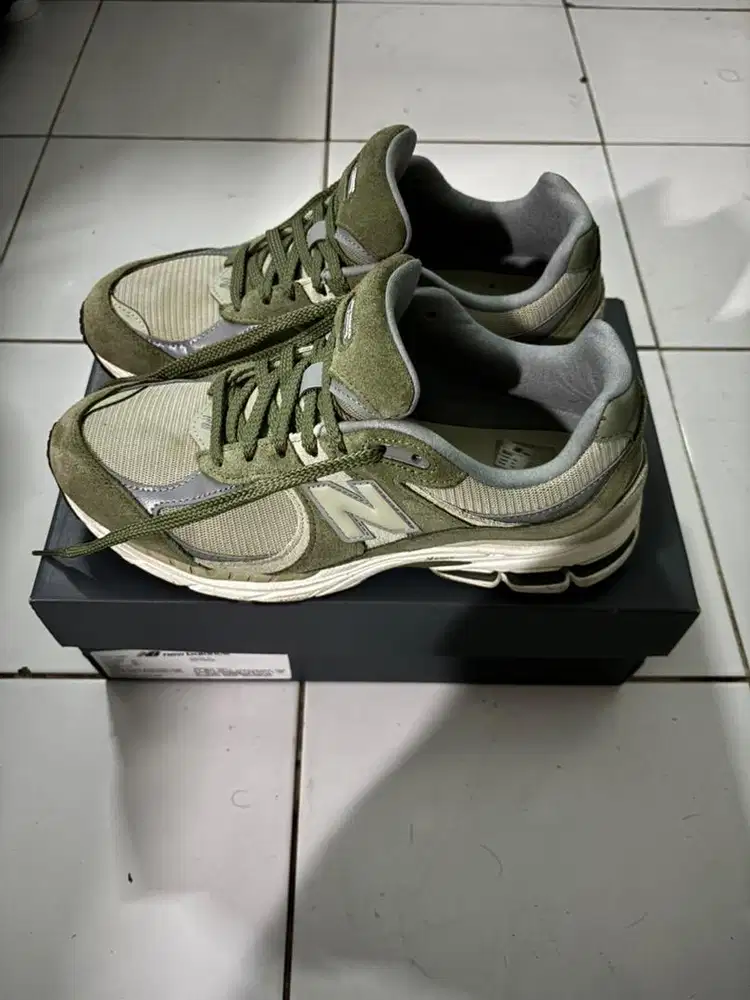 (Preloved) - Sepatu New Balance 2002R - (Size 44,5)