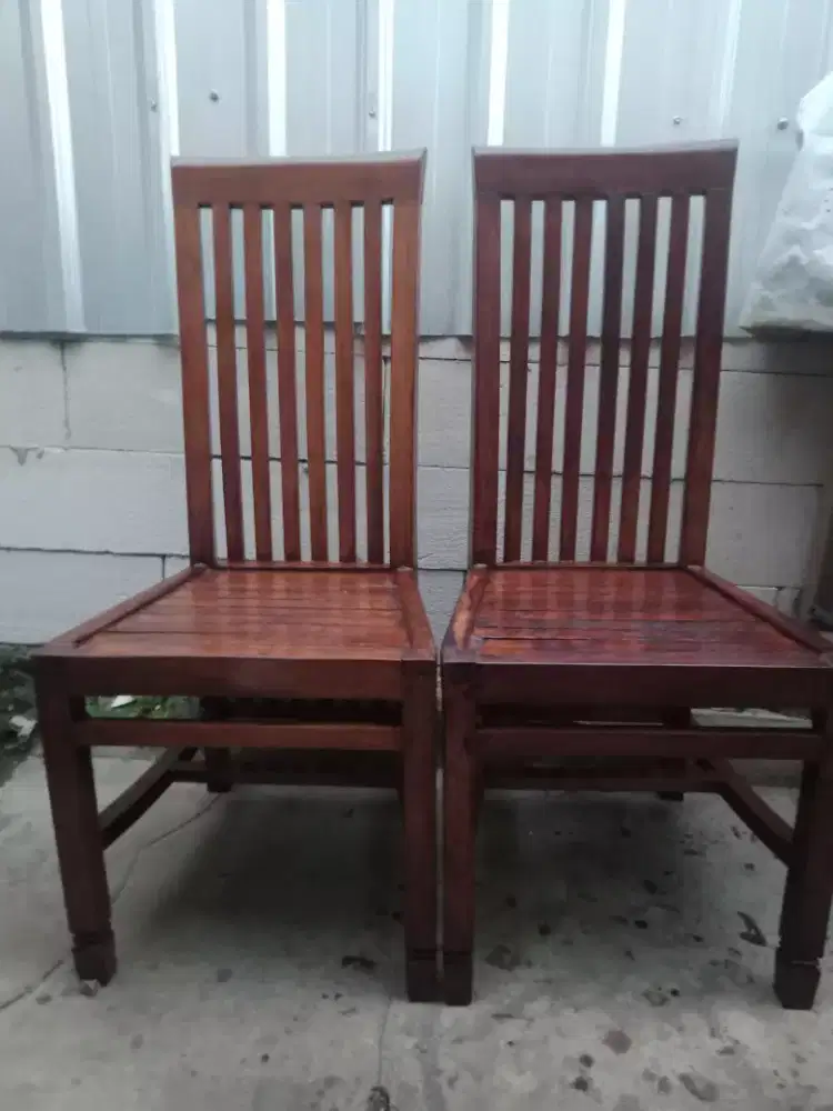 Dua kursi dari kayu jati,