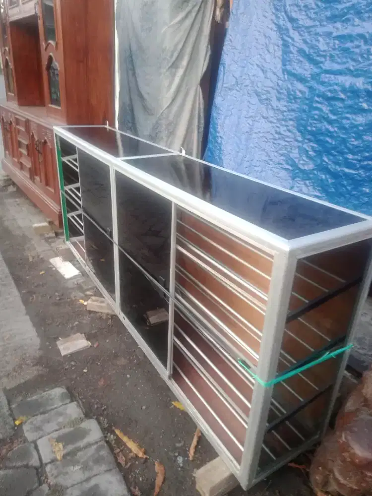 Rak sepatu dari kaca,