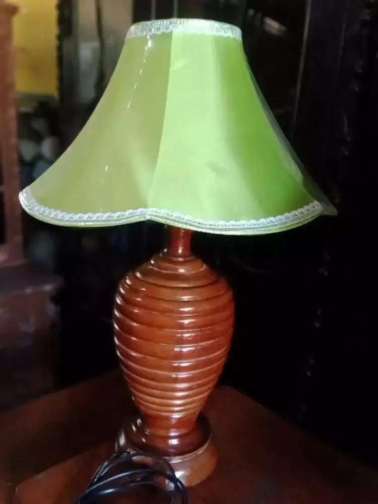Lampu duduk dari kayu jati