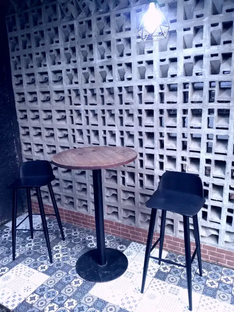 1 set meja bar london and 2 kursi brison informa